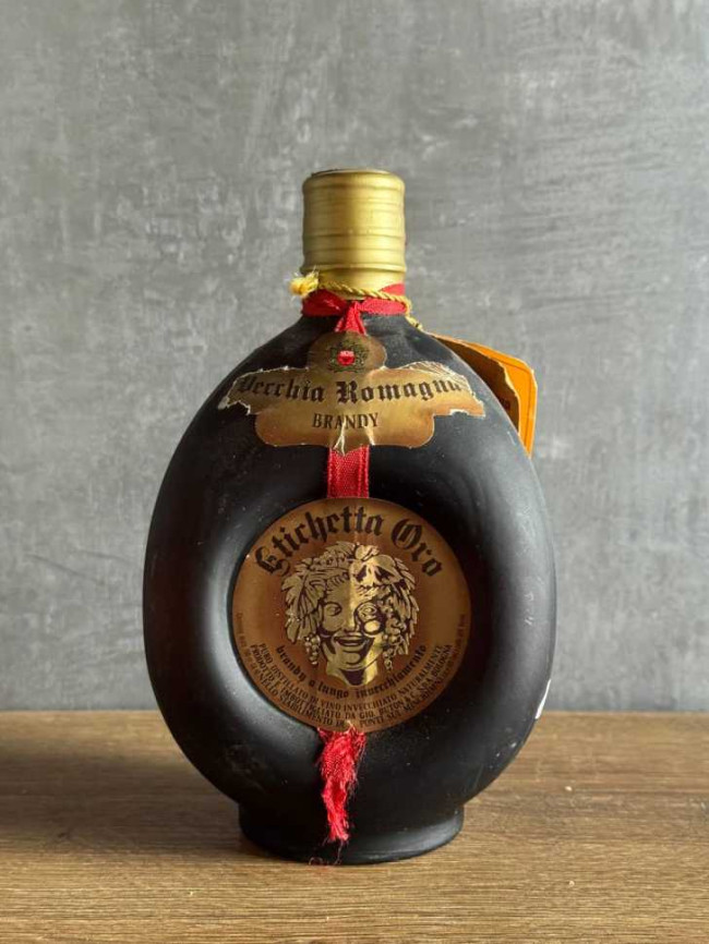 Vecchia Romagna Etichetta Oro Brandy 1981 года. Vecchia Romagna Etichetta Oro Brandy 1981 года.