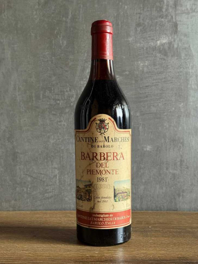 Вино Cantina dei Marchesi Barbera del Piemonte 1981 года. Вино Cantina dei Marchesi Barbera del Piemonte 1981 года.