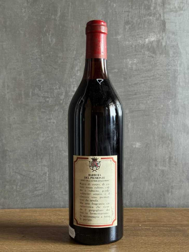 Вино Cantina dei Marchesi Barbera del Piemonte 1981 года. Вино Cantina dei Marchesi Barbera del Piemonte 1981 года.